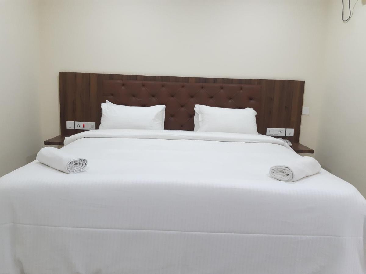 Cnr Residency Hotel Madanapalle Exterior photo